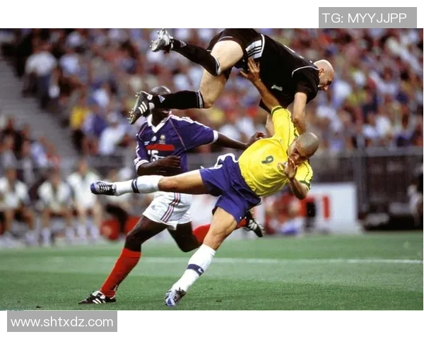 足球巨星3D立体图鉴解析：全方位了解球员风采与精彩瞬间